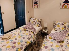 Green Lantern, Private En-suite Double Bedroom, hotel with parking in Aveley