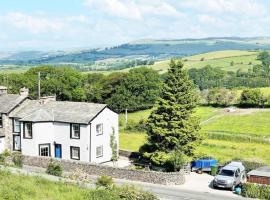 Cosy country cottage with log fireplace and views, maison de vacances à Kendal