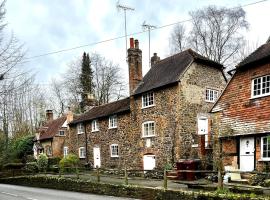 4 St Richard’s Cottages, hotel with parking in Fittleworth