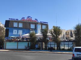 Three Dolphins Hotel, ξενοδοχείο στο Ακτό