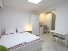 City Studio Room with Bathroom DATE