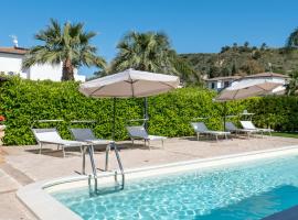 Deluxe Sicily Villa，布恩弗奈洛的附設泳池的飯店
