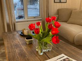 A three bedroom cabin with a hot tub, chalet i Selfoss