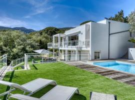 Beautiful contemporary villa with sea view, heated swimming pool, near Saint Tropez, villa in Cavalaire-sur-Mer