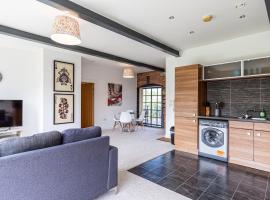 Clock Towers, 2 Bed, Stockton Heath, Warrington, Parking, hotel a Warrington