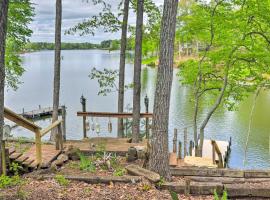 Dock + Fire Pit: Lakefront Living in Abbeville!, hôtel à Iva