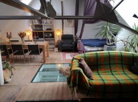 Artistic loft apartment with big sun terrace, hotel perto de Merelbeke, Gent