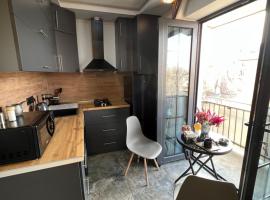 Designed Apartment with French Balcony SELF CHECK IN – obiekty na wynajem sezonowy w mieście Nor Kharberd