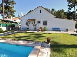 Casinha; Piscina/ Praia/ Lisboa, hotel in Aroeira