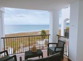 Amazing view in Playa den Bossa, hotel en Sant Josep de sa Talaia