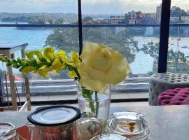 Luxurious 2 bed apartments Lavender Bay view: Sidney'de bir otel