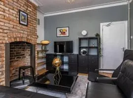 4th Avenue Nottingham - Large House with Character, Sleeps 10! Easy access to the City Centre