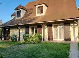 La Villa Jacuzzi et Cinéma "LES 300" à 15 min de Paris JO 2024 et du Stade de France TARIFS PRIVILEGES SEMAINE OU MOIS DISPONIBLE