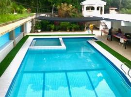 Deluxe Villa Leah Natural Hotspring Resort, hotel com piscinas em Calamba