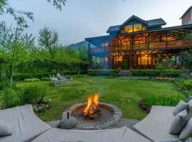StayVista at The Kathguni House in Manali With Private Lawn