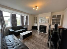 Bright and spacious 2 bedroom apartment, apartment in Sutton