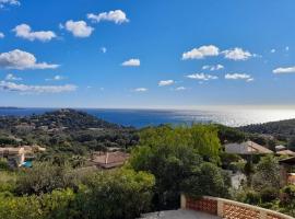 4-Star Private Villa with Heated Pool and Panoramic Sea View at Gulf de Saint Tropez, αγροικία σε Cavalaire-sur-Mer