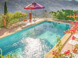 Amazing home in Corumbela with 3 Bedrooms and Outdoor swimming pool, hotel in Corumbela