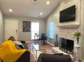 Stylish, pet friendly & mins to everything!, vacation home in Charlotte