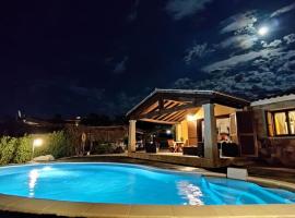 Villa Janas con piscina privata Budoni, beach hotel in Tanaunella