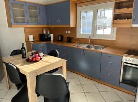 JET, luxury appartment 20m from the beach, hotel v destinaci Kinion