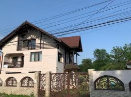 Pensiunea Valea Șușiței, Ciubar, Sauna, ATV, Safarii Jepp Offroad Ghid Turistic, Climbing, Rafting, Paragliding，特爾古日烏的SPA 飯店