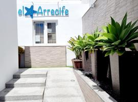 Apartamentos El Arrecife, hotel v mestu Conil de la Frontera
