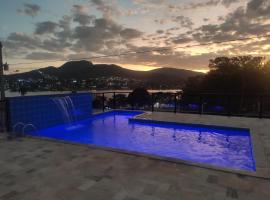 Casa com vista incrível para o Lago de Furnas – hotel przy plaży 