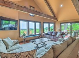 Spacious Canyon Lake Home on 3-Acre Property、キャニオン・レイクのホテル