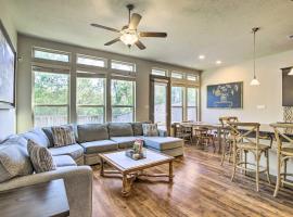 Family-Friendly Spring Townhouse with Backyard!, hotel em Spring