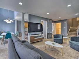 Immaculate Family Townhome - Walk to Beach!، فيلا في Gary