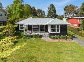 The Lake House Garden - Waitetoko Holiday Home