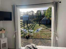 Farm Stay HARMONY Cottage at Wilindi Estate, country house in Tyabb