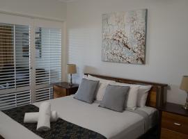 Airlie Seaview Apartments, aparthotel in Airlie Beach