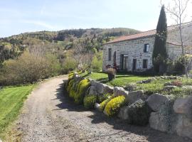 Entre ruralité et modernité – domek wiejski w mieście Saint-Bonnet-le-Courreau