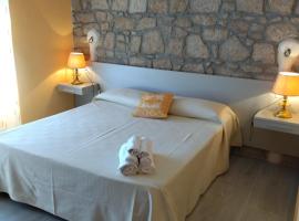 Lungomare Bed rooms: Santa Maria Navarrese'de bir Oda ve Kahvaltı