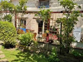 Chambres, Table d'Hôtes et Gites Les Mesanges, hotel in Saint-Jean-de-Sauves