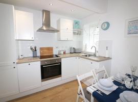 Beachcomber Cottage, holiday home in Troon