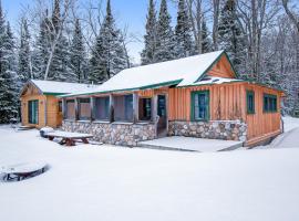 Scott's Twin Lakes Resort - Cabin 4, хотел в Conover