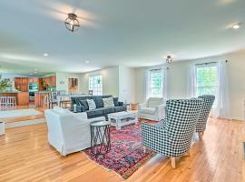 Chic Nashville Area Retreat with Grill!, hotel in Kingston Springs