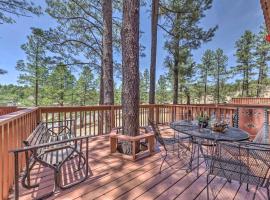 Forested Ruidoso Condo with Deck and Fireplace!, דירה ברואידוסו