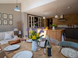 Gleneda Cottage - a renovated, traditional Cotswold cottage full of charm with fireplace and garden、Bourton on the Hillのホテル