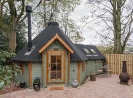 Punch Tree Cabins Couples Outdoor Bath, holiday home in Carluke