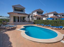Villa LAS MARINAS - 4, con piscina privada y a 5 minutos de la playa, hotel in Arenal d'en Castell