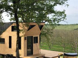 Tiny House et bain nordique à la ferme，Cuzance的獨立小屋