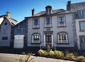 Maison de bourg dans le Cantal, hotel com estacionamento em Champagnac