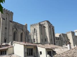 RÉNOVÉ, vue SUR Palais des Papes, terrasse et WIFI TROISIEME ETAGE, accommodation in Avignon