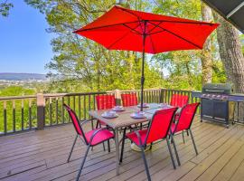 Charming Chattanooga Home with Downtown Views!, hotel amb aparcament a Chattanooga