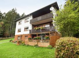 Cosy and spacious apartment with balcony in the Black Forest, lavprishotell i Waldachtal