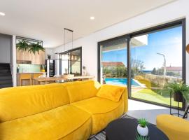 Villa Nina-3 bedroom villa with a pool and hot tub, hotel v destinaci Krk